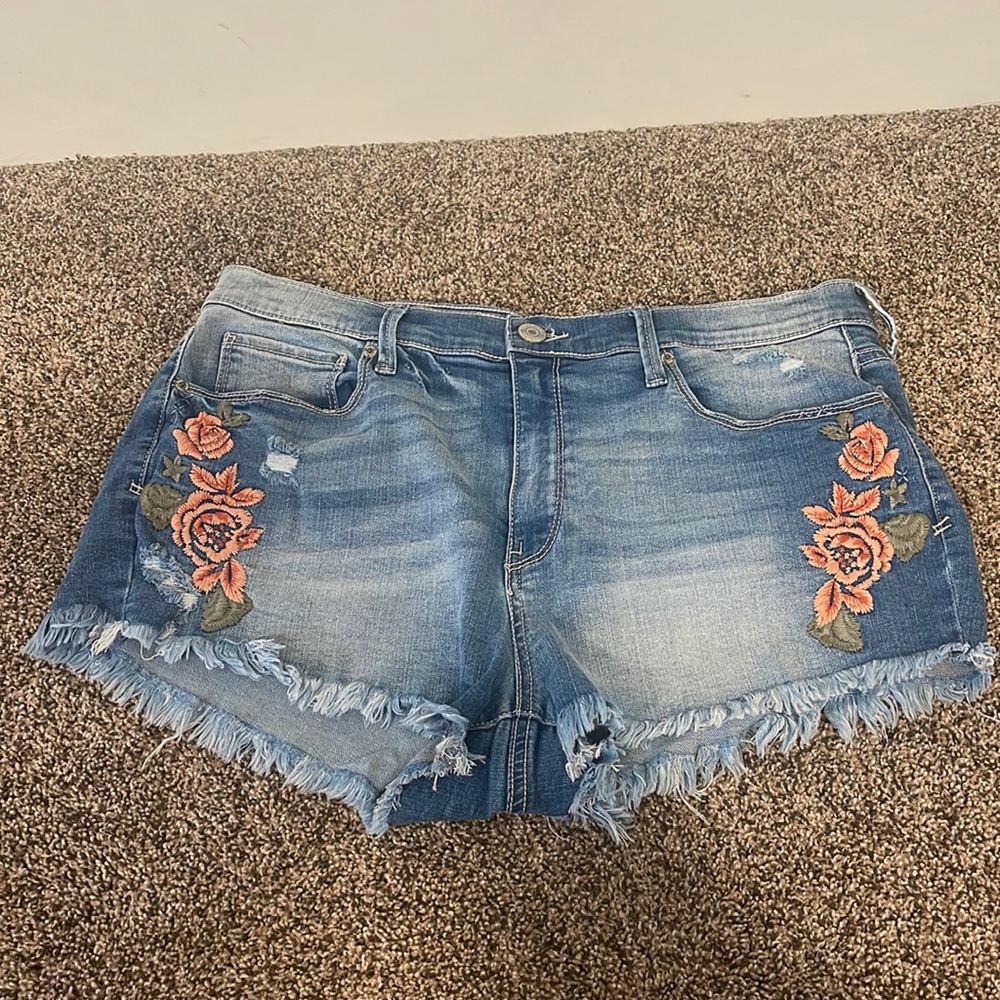 Embroidered high rise shorts! GOOD AS NEW